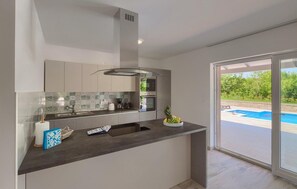 Kühlschrank, Ofen, Geschirrspüler, Wasserkocher mit Kaffee-/Teezubehör