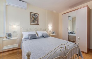 5 slaapkamers, een strijkplank/strijkijzer, reisbedje, gratis wifi