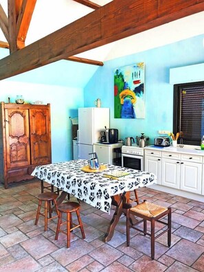 High chair, cookware/dishes/utensils - Hameau Privatif DE Charme 30 Pers (Saint-Rémy)