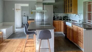 Fridge, oven, dishwasher, coffee/tea maker