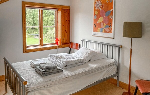 4 bedrooms, travel crib, internet