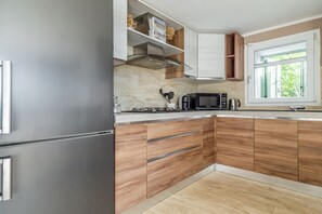 Fridge, stovetop - Exceptional apartment of approximately 50 m2, located on the ground floor of a residential complex along the coast of the Gulf of Poets! The accommodation offers sea view, private garden, 2 bedrooms and outdoor dining area!The apartment is located in Fia (Tellaro, Lerici)