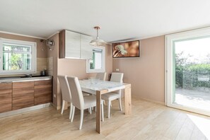 Dining - Exceptional apartment of approximately 50 m2, located on the ground floor of a residential complex along the coast of the Gulf of Poets! The accommodation offers sea view, private garden, 2 bedrooms and outdoor dining area!The apartment is located in Fia (Tellaro, Lerici)