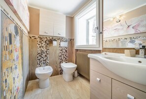 Douche, sèche-cheveux, bidet, serviettes fournies