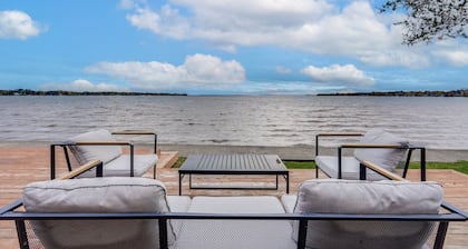 Modern Lake House with Spa on Champlain Lake, Venise-en-Québec