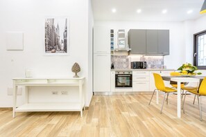 Fridge, microwave - GuestHost - Elegant apartment equipped with every comfort to accommodate up to 4 people, thanks to the 2 bedrooms is the ideal choice for those who want to travel with friends and keep their privacy. The flat is located in Via Cimarosa, in Vomero's heart (Napoli)