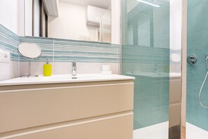 Shower, bidet - GuestHost - Elegant apartment equipped with every comfort to accommodate up to 4 people, thanks to the 2 bedrooms is the ideal choice for those who want to travel with friends and keep their privacy. The flat is located in Via Cimarosa, in Vomero's heart (Napoli)
