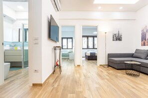 2 bedrooms, iron/ironing board - GuestHost - Elegant apartment equipped with every comfort to accommodate up to 4 people, thanks to the 2 bedrooms is the ideal choice for those who want to travel with friends and keep their privacy. The flat is located in Via Cimarosa, in Vomero's heart (Napoli)