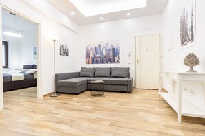 Living area - GuestHost - Elegant apartment equipped with every comfort to accommodate up to 4 people, thanks to the 2 bedrooms is the ideal choice for those who want to travel with friends and keep their privacy. The flat is located in Via Cimarosa, in Vomero's heart (Napoli)