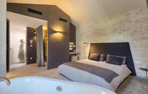 5 bedrooms, travel cot, free WiFi, bed sheets