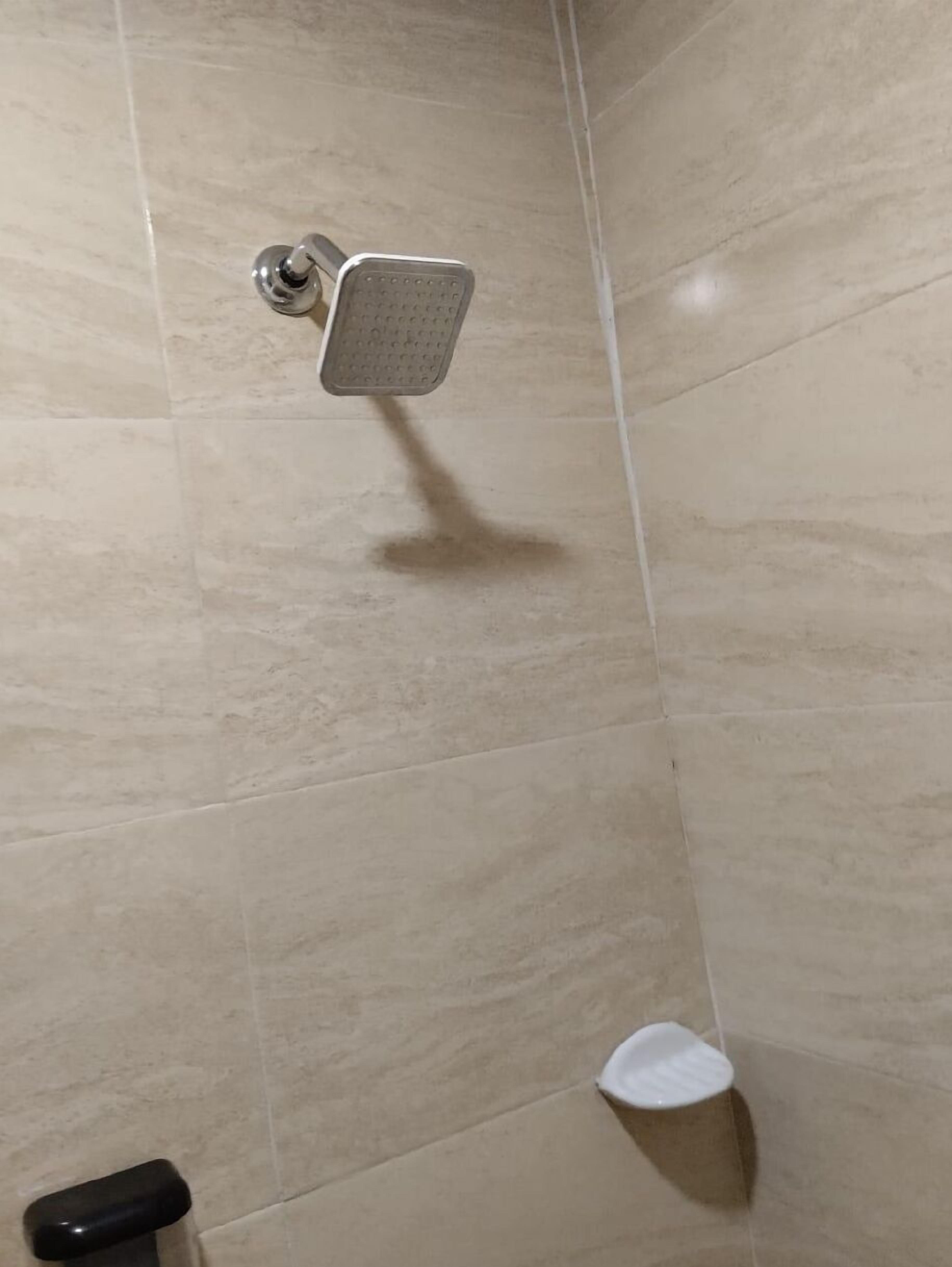 Quarto triplo standard | Banheiro | Chuveiro, chuveiro com efeito de chuva, produtos de toalete grátis 