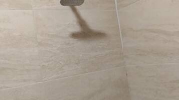 Quarto triplo standard | Banheiro | Chuveiro, chuveiro com efeito de chuva, produtos de toalete grátis