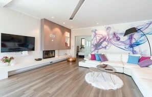 TV, fireplace, ping pong