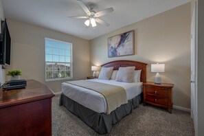 3 habitaciones, tabla de planchar con plancha y cuna de viaje