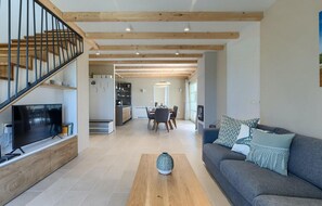 Fernseher, Kamin, Stereoanlage