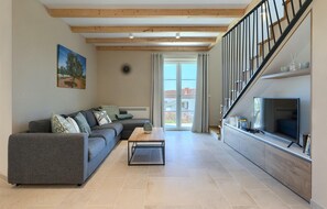 TV, fireplace, stereo