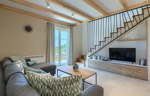 TV, fireplace, stereo