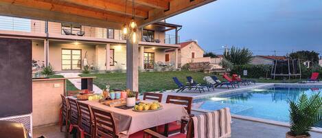 تناول الطعام بالخارج