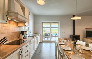 Kjøleskap, ovn, oppvaskmaskin og kaffetrakter/tekoker