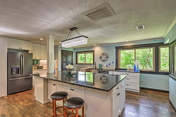 Kylskåp, mikrovågsugn, ugn och spishäll