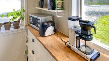 Réfrigérateur, plaque de cuisson, lave-vaisselle, cafetière/bouilloire