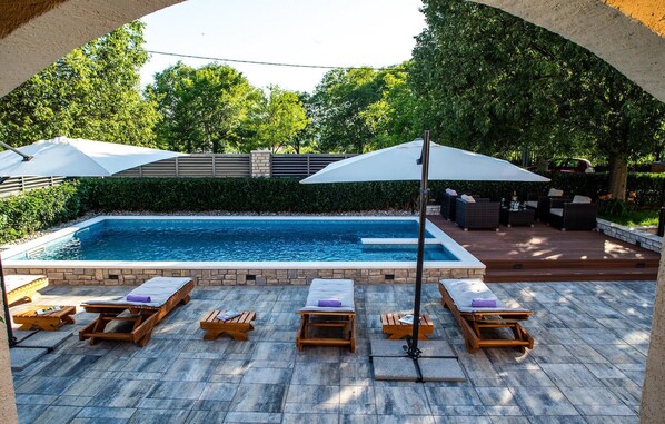 Lämmitetty uima-allas