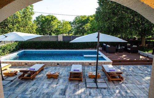 Amazing home in Pridraga