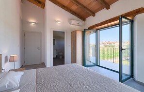 4 bedrooms, iron/ironing board, travel cot, free WiFi