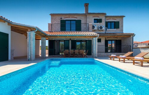Beach front home in Pula