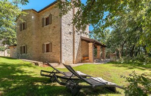 Terrace/patio - Amazing home in Tinjan (Tinjan)