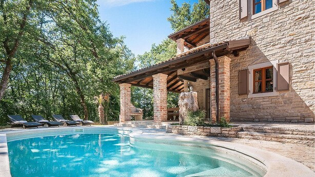 A stone building with a swimming pool, outdoor seating, and a pergola. - Amazing home in Tinjan (Tinjan)