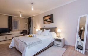 4 bedrooms, iron/ironing board, travel crib, free WiFi - Gorgeous home in Debeljak (Debeljak)