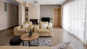 Una sala de estar moderna con dos sofás beige, una mesa de centro y una chimenea.