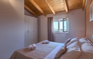 3 bedrooms, iron/ironing board, travel crib, free WiFi