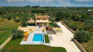A two-story house with a swimming pool, outdoor seating, and a garden. - Awesome home in Fazana (Fazana)