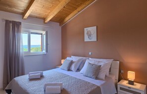 3 bedrooms, iron/ironing board, travel cot, free WiFi - Awesome home in Fazana (Fazana)