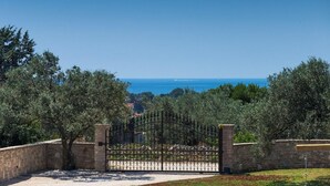 A gated property with a view of the sea and olive trees. - Awesome home in Fazana (Fazana)
