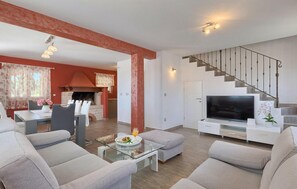 TV, fireplace, stereo