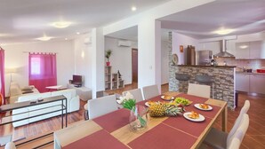 Un apartamento moderno con comedor, cocina y sala de estar.