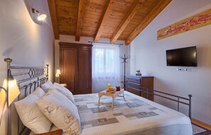 4 bedrooms, iron/ironing board, travel cot, free WiFi