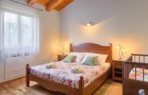 4 habitaciones, tabla de planchar con plancha y cuna de viaje 