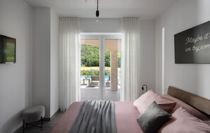 4 slaapkamers, een strijkplank/strijkijzer, reisbedje, gratis wifi