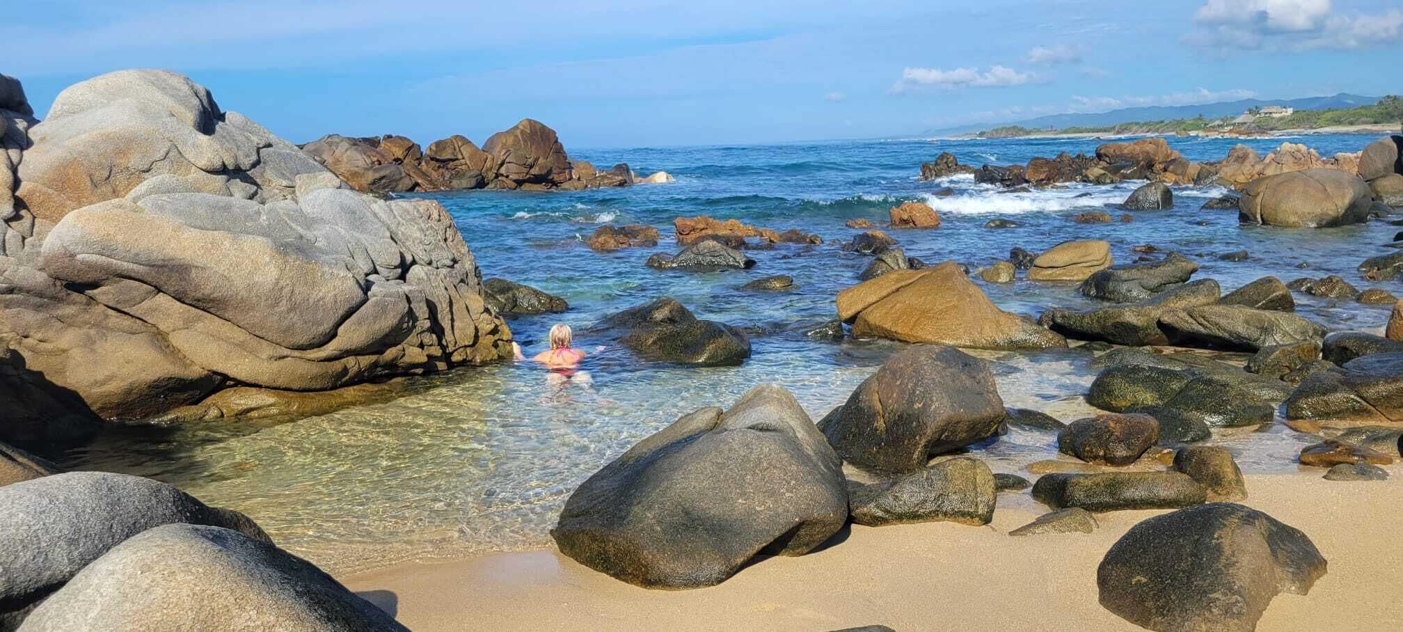 室外游泳池，08:00 至 23:00 开放，日光浴躺椅