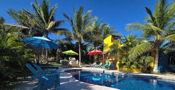 Piscina externa, funciona das 8h às 23h, espreguiçadeiras