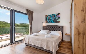 4 bedrooms, iron/ironing board, travel cot, free WiFi - Pet friendly home in Sibenik (Sibenik)