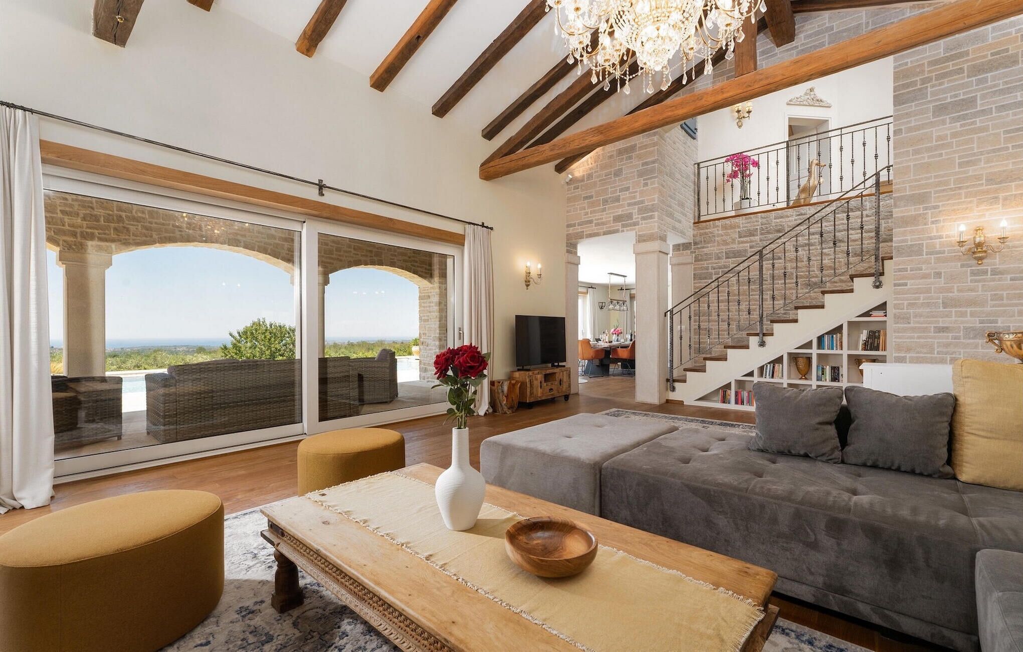 テレビ、暖炉、DVD プレーヤー