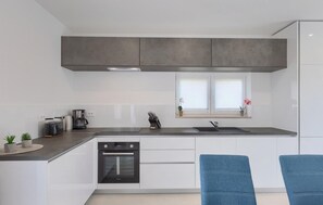 Refrigerador, horno, lavavajillas y cafetera y tetera