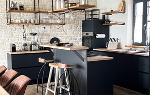 Kjøleskap, ovn, oppvaskmaskin og kaffetrakter/tekoker