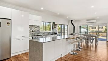 Micro-ondes, plaque de cuisson, lave-vaisselle