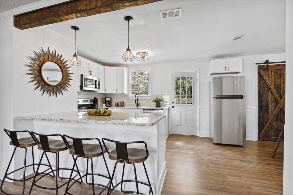 Réfrigérateur, micro-ondes, four, plaque de cuisson